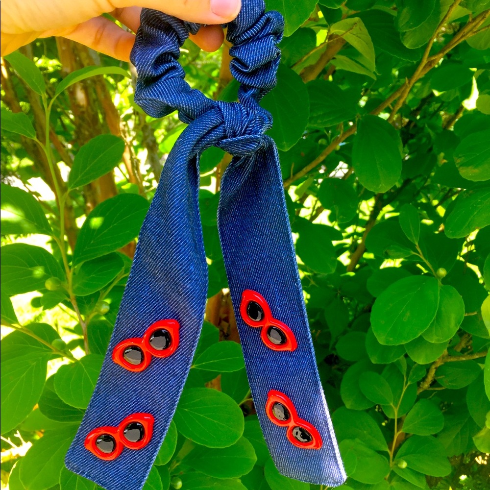 Denim ponytail holder with sunglasses